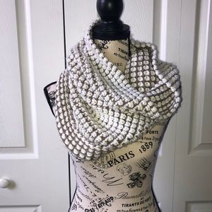 ⭐️Gap popcorn stitch cream and tan infinity scarf